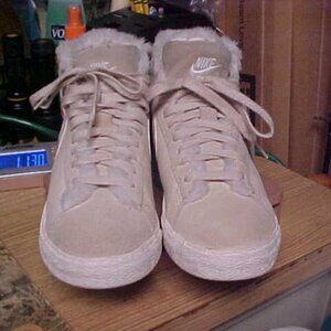 NIKE BLAZER BOOT 407898-200 RATTAN/WHITE-SAIL size 7Y fur lined.never worn